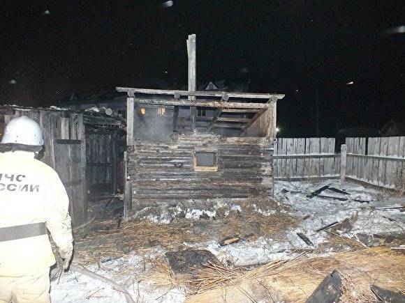 В Курганской области полицейские вытащили мужчину из горящей бани