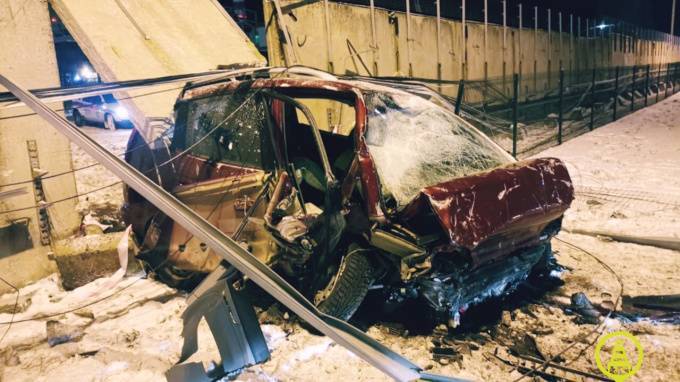 В Киришах водитель легковушки умер после столкновения с бетонным забором