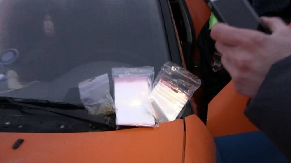 На Лахтинском проспекте сотрудники ГИБДД задержали двух автомобилистов с марихуаной