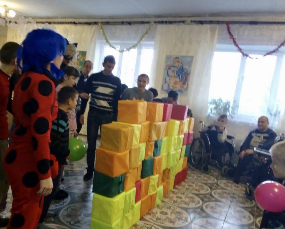 Сотрудники новгородского Следкома устроили для детей из интерната развлекательное шоу