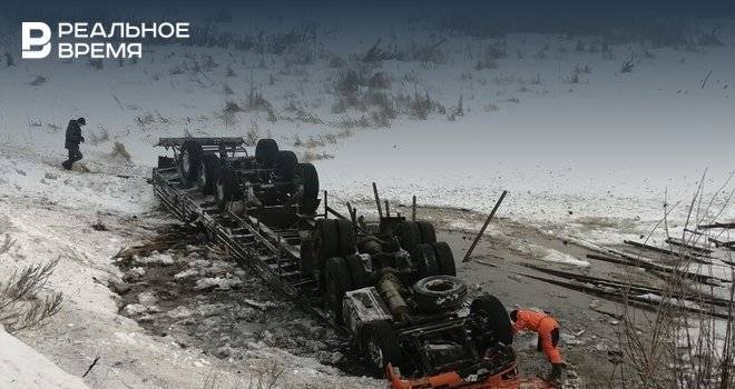 На трассе в Татарстане КАМАЗ вылетел в кювет, водитель погиб
