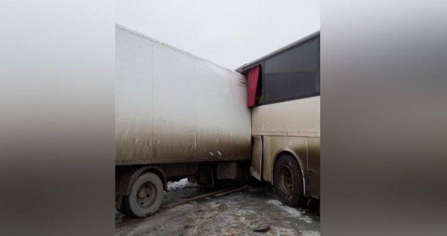 Автобус столкнулся с грузовиком на трассе в Тюмени