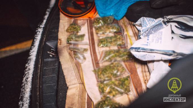 Сотрудники ГИБДД задержали автомобиль, в салоне которого обнаружили марихуану