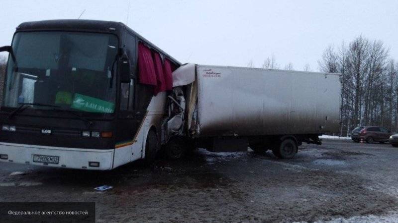 Пассажиры погибли при столкновении фуры и автобуса под Тюменью