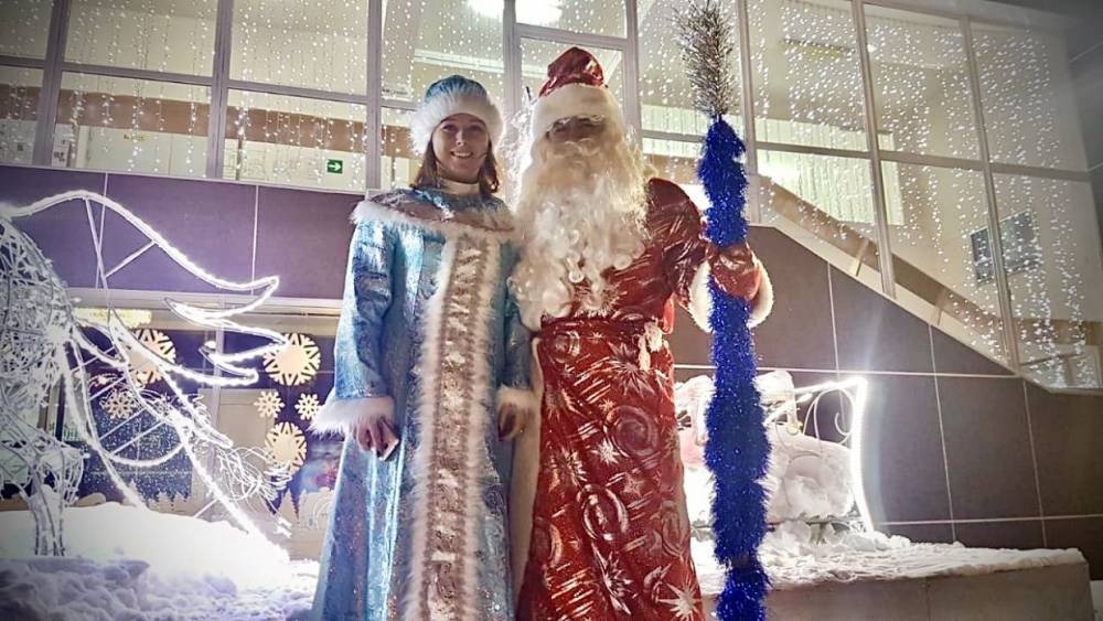 Росгвардейцы в костюмах Деда Мороза и Снегурочки поздравляют детей коллег с праздником