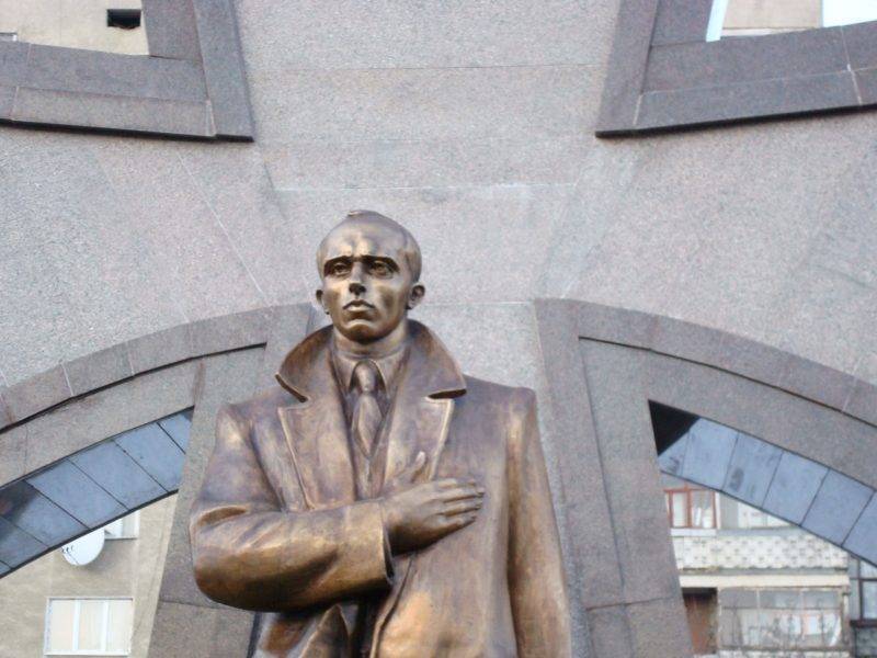 Украинцы решили установить памятник Бандере недалеко от границы с Россией