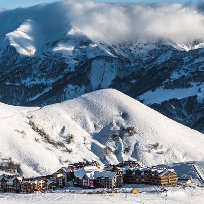 Российский турист попал под лавину на грузинском горнолыжном курорте Гудаури