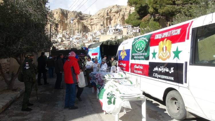 Российские военные провели гуманитарную акцию в сирийском городе Маалюля
