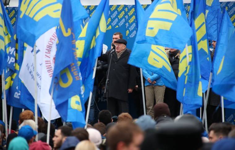 Жириновский у ГУМа раздал деньги «крепостным и холопам»