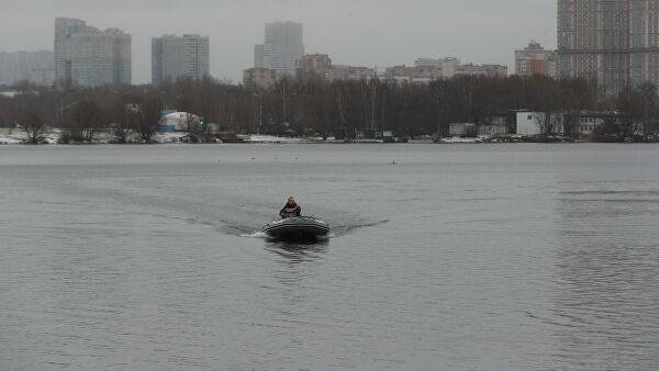 Спасатели вытащили из Москвы-реки пьяного мужчину
