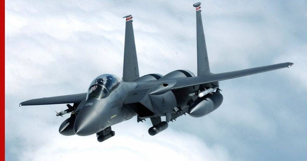 Столкновение истребителя F-15 с самолётом-заправщиком попало на видео