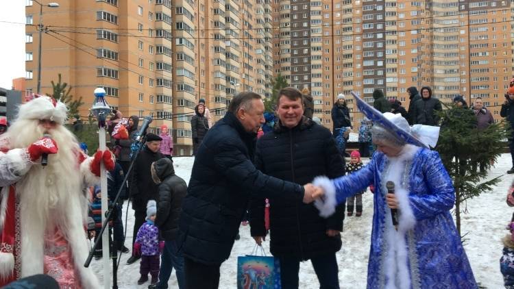 Беглов посетил праздник «Сто секретов Деда Мороза» в Калининском районе