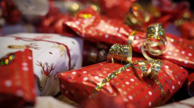 Губернатор Петербурга порадовал подарками детей на рождественской ярмарке