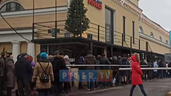 Видео: у музея "Гранд Макет Россия" в Петербурге выстроилась огромная очередь