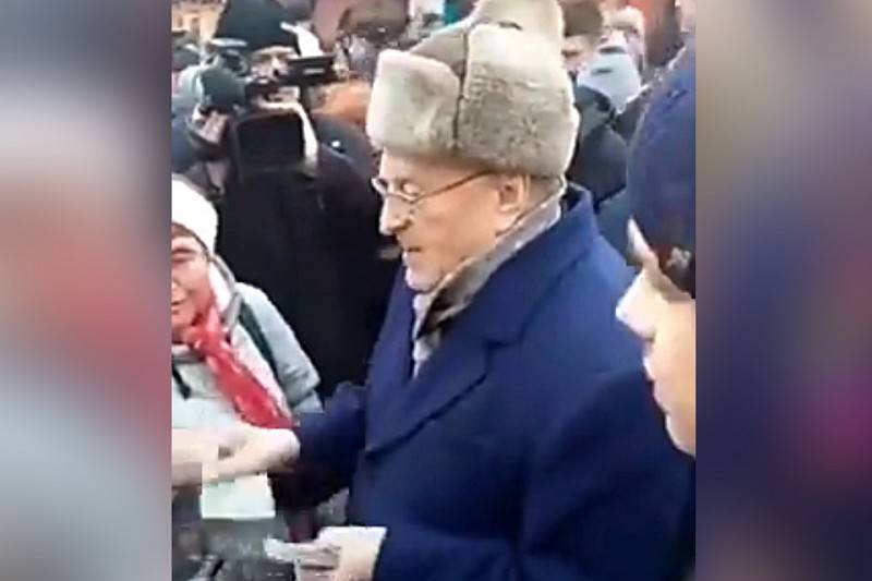 Жириновский раздал деньги на Красной площади «сиротам» и «холопам»