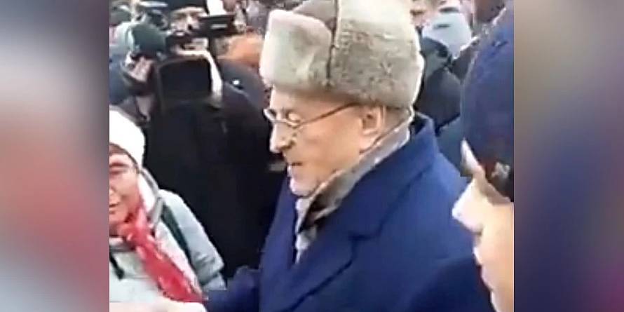 Жириновский устроил на Красной площади раздачу денег "крепостным и холопам"