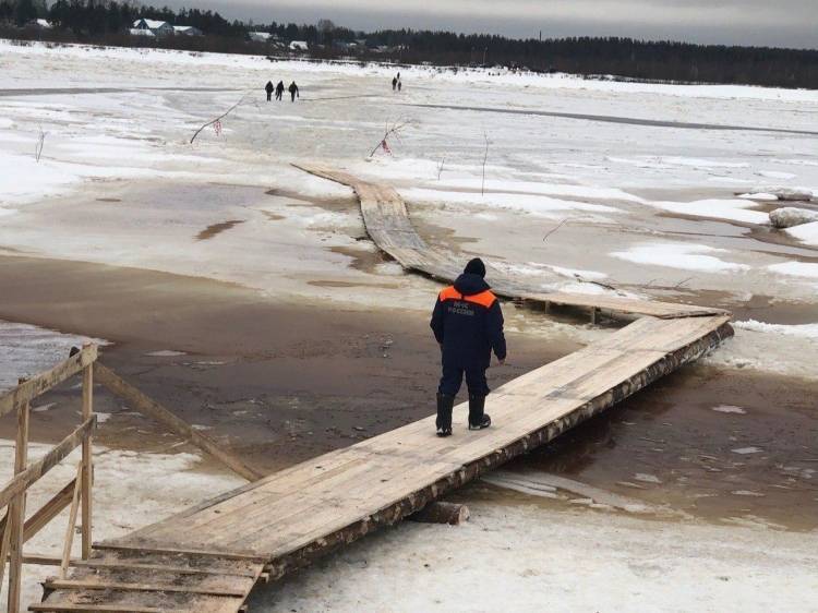 Двое детей провалились под лед в Дудергофском канале