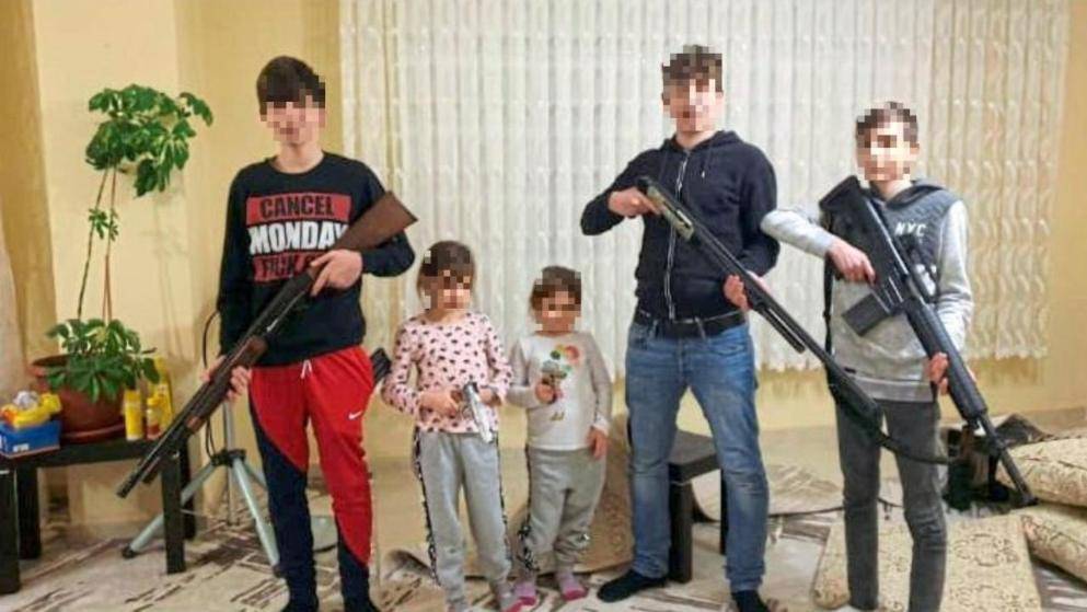 Отец похитил детей и увез в Турцию. Позже он отправил жене ужасающее фото