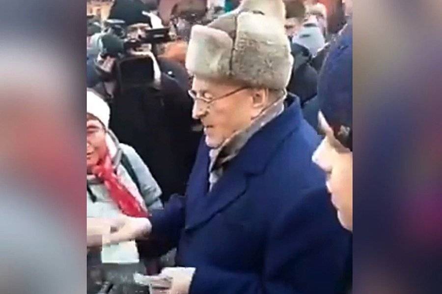 Жириновский на Красной площади раздал деньги "крепостным и холопам"