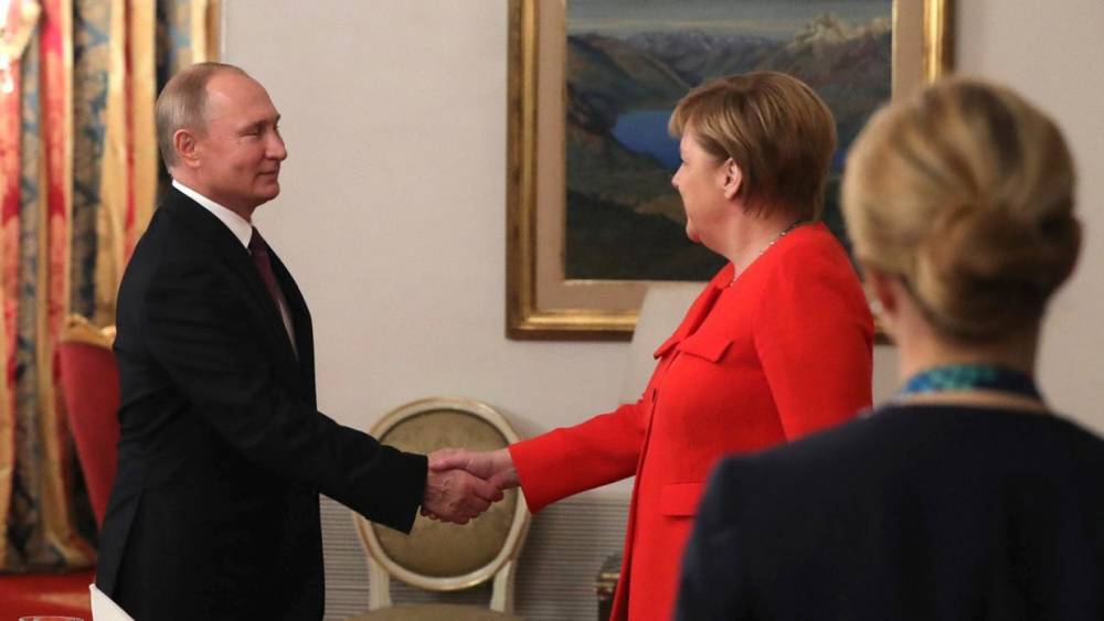 Путин пригласил Меркель в Россию 11 января
