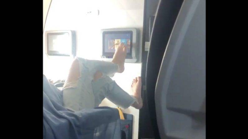«Самое мерзкое, что я видел»: На видео босая пассажирка Delta пользовалась сенсорным экраном самолета с помощью пальцев ног