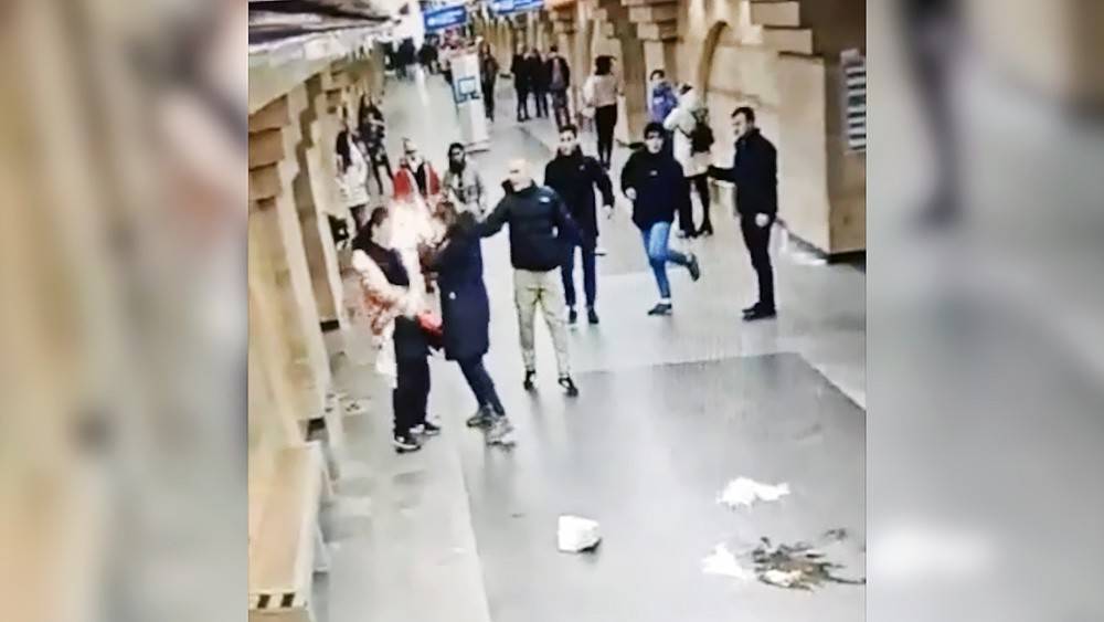 Деда Мороза избили и ограбили в петербургском метро