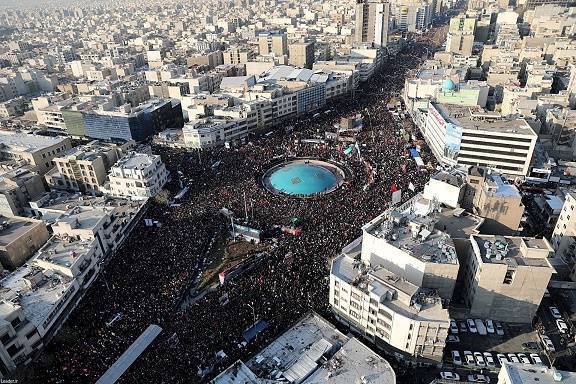 «Конец злобного присутствия США»: миллионы иранцев вышли на улицы Тегерана