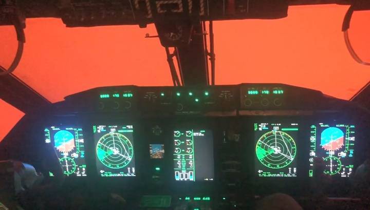 Багровое небо: австралийские пилоты показали, в каких условиях приходится бороться с огнем