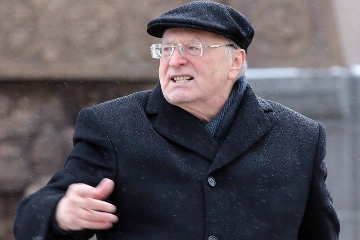 В Госдуме прокомментировали раздачу Жириновским денег холопам