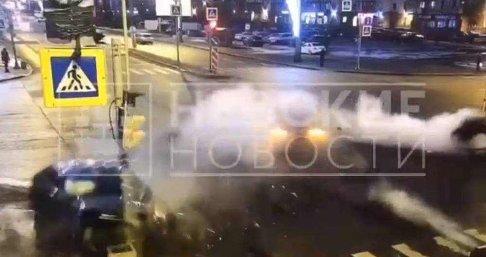 Момент жесткого столкновения двух иномарок и светофора на Ленинском попал на видео