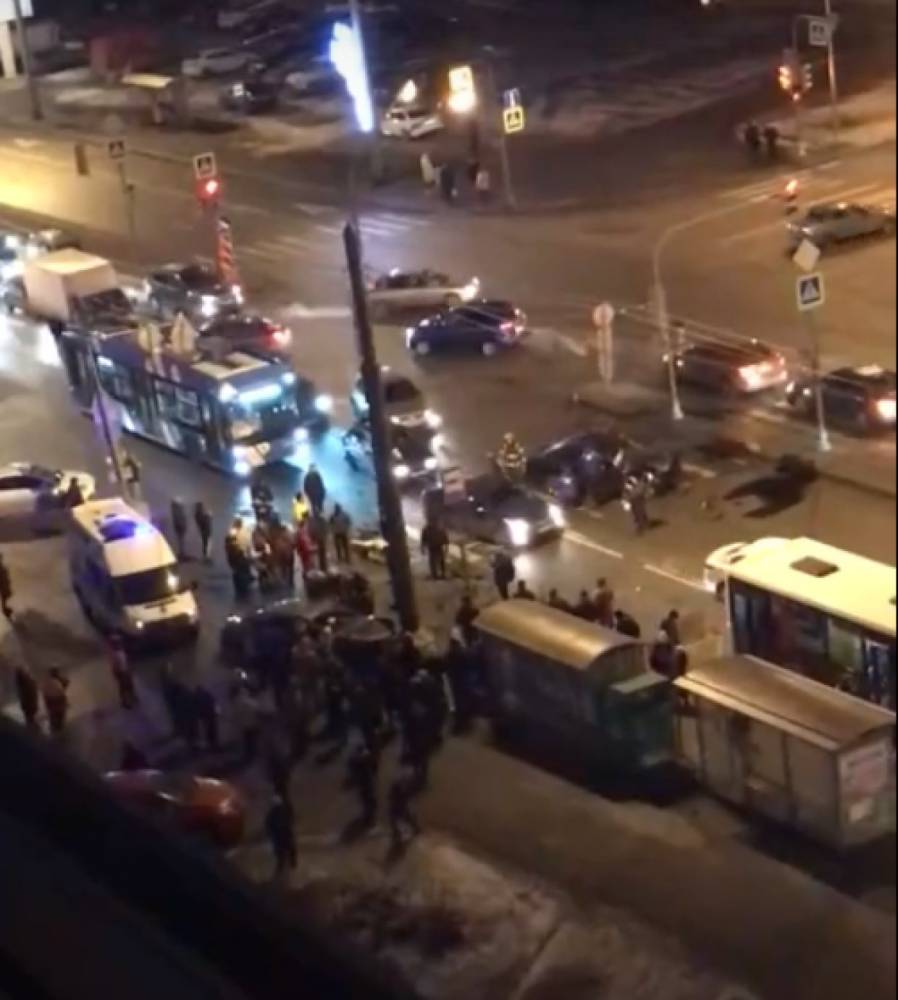 Водитель, пассажиры и пешеход попали в больницу с разными травмами после ДТП на Ленинском