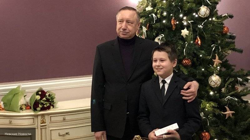 Беглов вручил новогодние подарки детям, попавшим в трудную жизненную ситуацию