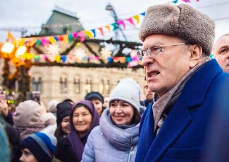 Жириновский раздал деньги «крепостным и холопам» в Москве