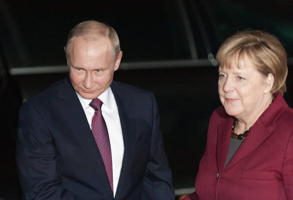 Путин пригласил Меркель в Россию, чтобы обсудить ситуацию в Иране