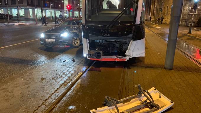 Автомобиль из Петербурга устроил ДТП с трамваем в Таллине