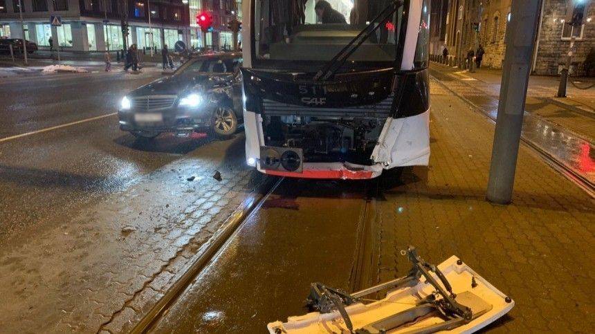 Жительница Петербурга на Mercedes протаранила трамвай в Таллине