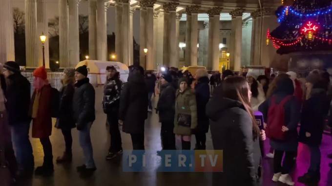 Видео: на рождественское богослужение у Казанского собора выстроилась очередь