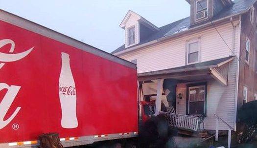 Грузовик Coca-Cola въехал в дом в Пенсильвании. Его вытаскивали из стены 6 часов