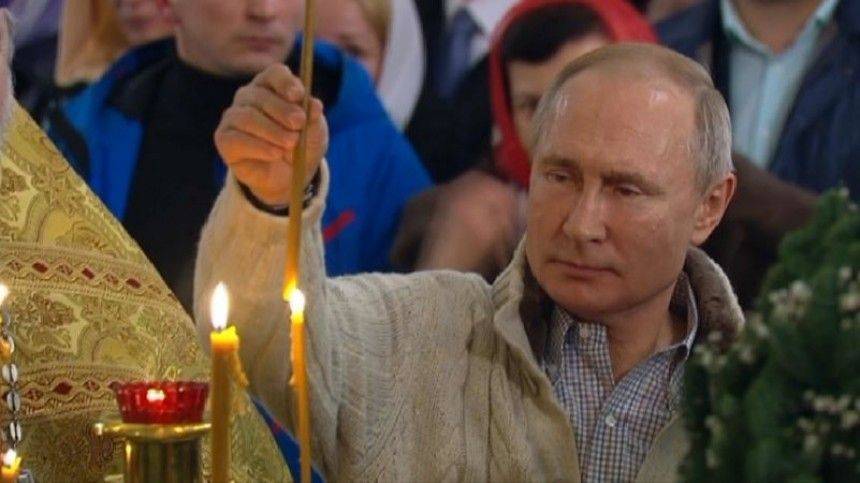 Путин присутствует на Рождественской службе в Спасо-Преображенском соборе Петербурга