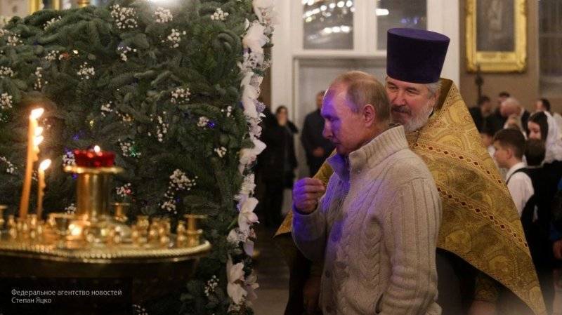 Путин передал собору в Петербурге икону Божией Матери "Тихвинская" с предстоящими святыми