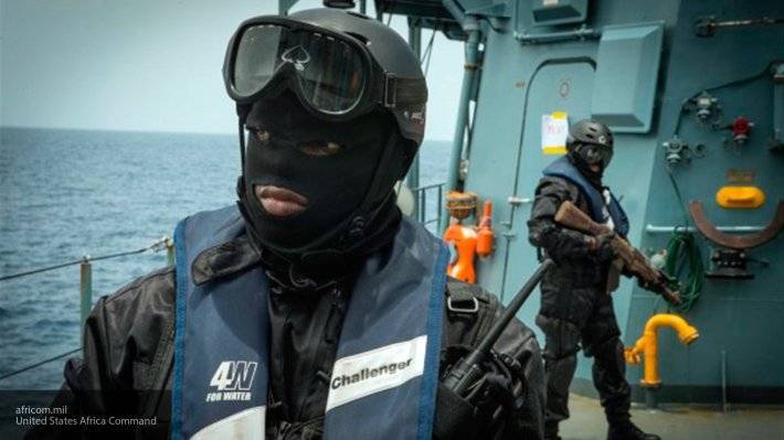 Пираты взяли трех заложников и похитили судно в Нигерии