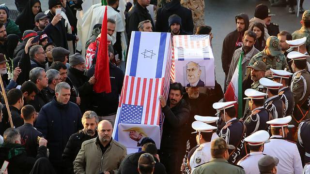 Иран: на похоронах Сулеймани вынесли гробы для Трампа и Нетаниягу