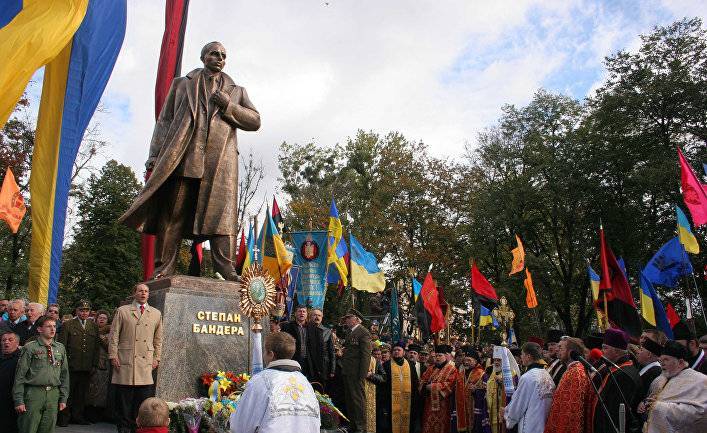 Гордон (Украина): мэр Ивано-Франковска предложил установить на границе с РФ памятник Бандере