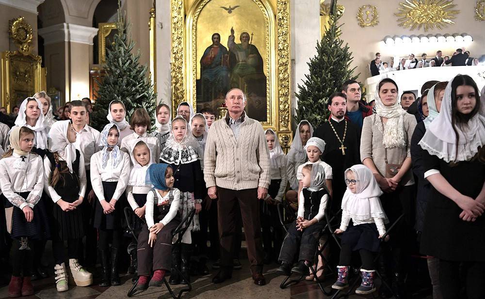 Путин встретил Рождество в храме родного города