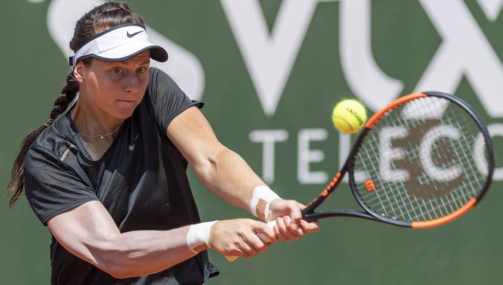 Теннисистка Самсонова стартовала с победы над Стивенс на турнире в Брисбене