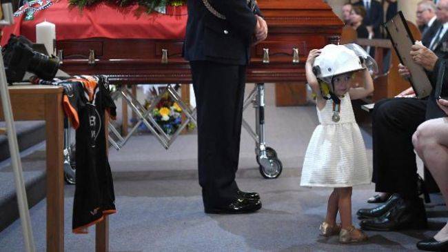Соцсети взорвал снимок дочки погибшего австралийского пожарного