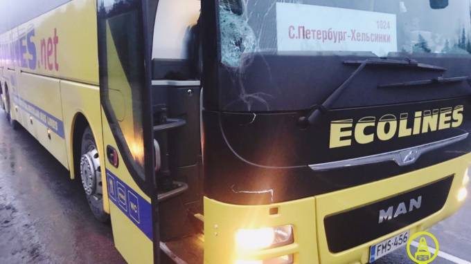 Автобус на Финляндию попал в аварию под Петербургом. Погиб пешеход