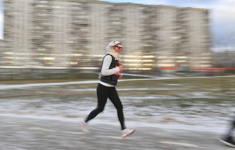 Депздрав советует зимой заниматься спортом на улице с фонариком на голове