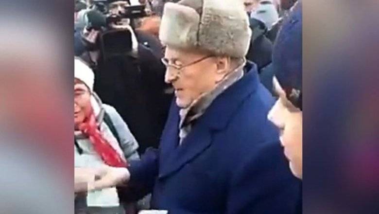 Комиссия Думы оценит, зачем Жириновский раздавал деньги «крепостным и холопам»