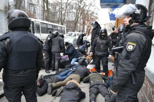 В Киеве полиция повалила на пол нацистов, пытавшихся сорвать лекцию российской феминистки